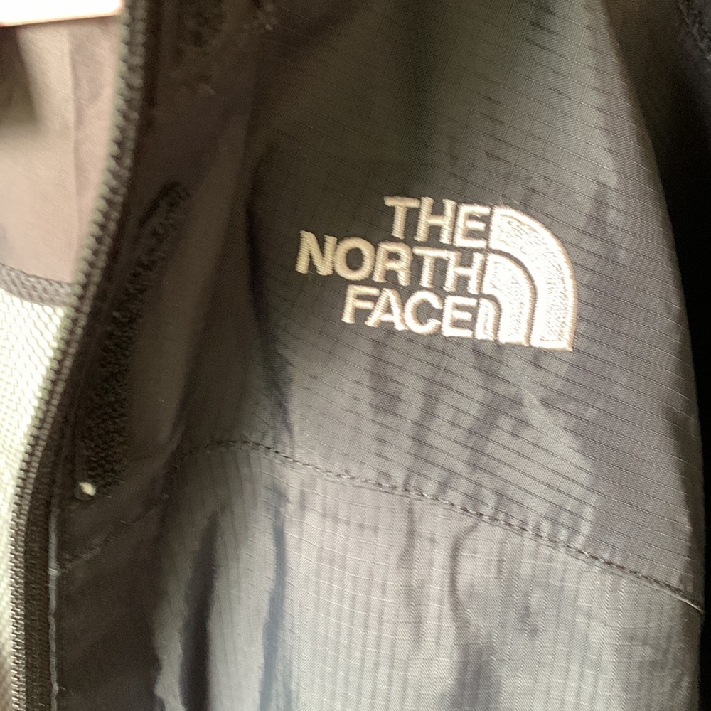 VGUC North Face girls black, size 10-12 coat with hood. - Picture 3 of 14